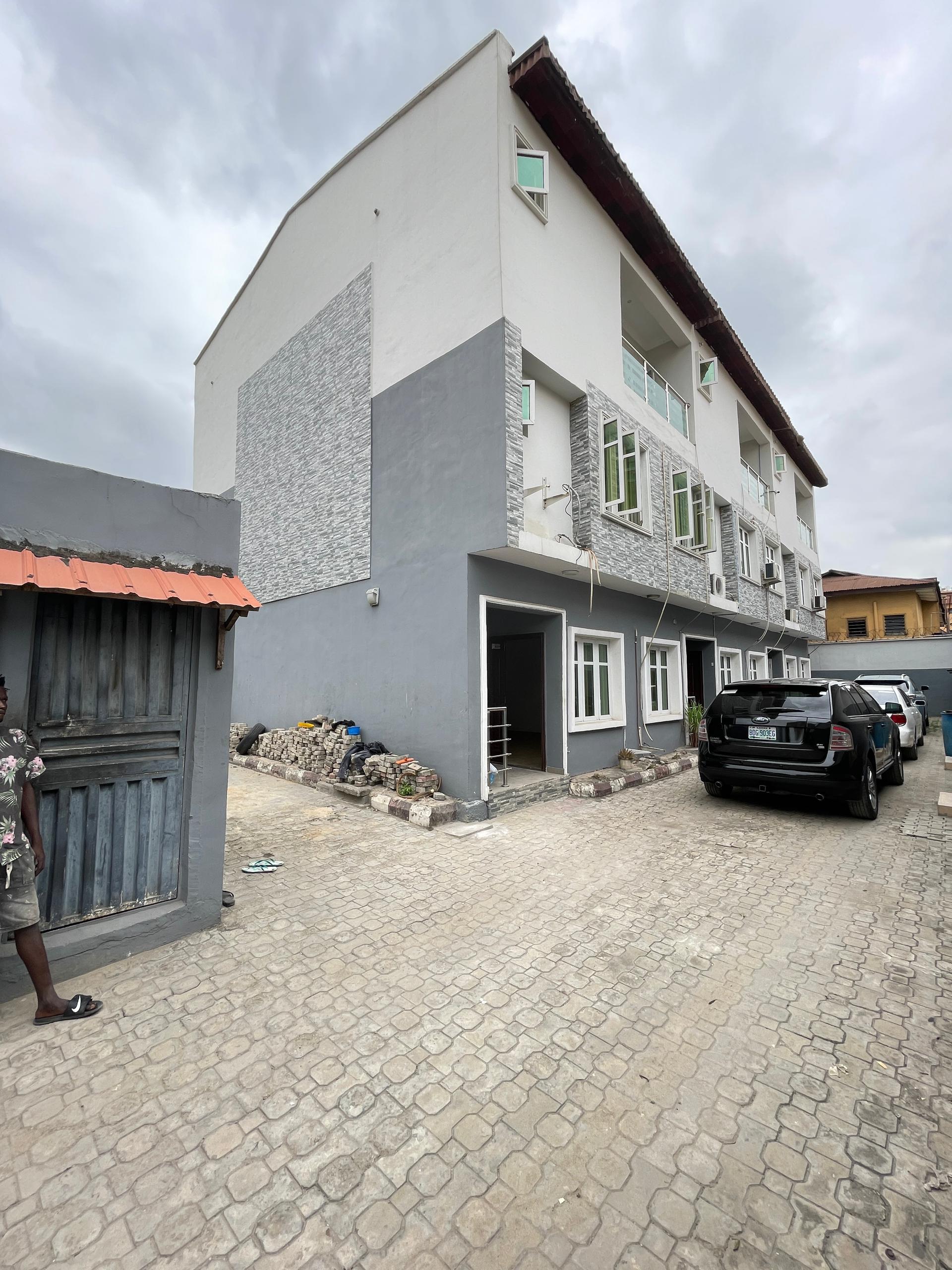 Spaciously Built 4 Bedroom Terrace Duplex with Bq    Location: Surulere.  Price: ₦150M