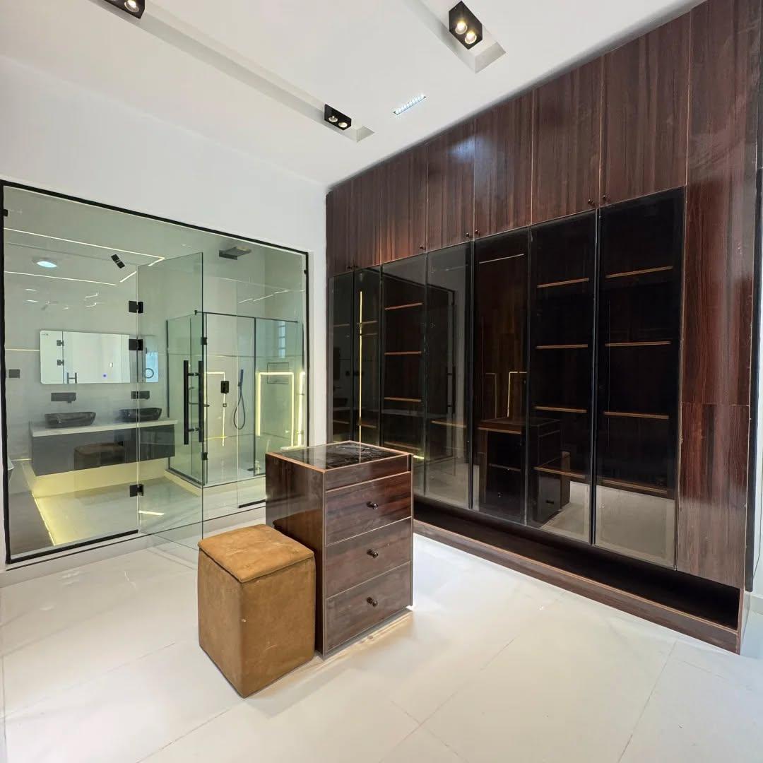 LUXURY 5 BEDROOM FULLY DETACHED DUPLEX WITH A BQ & POOL.