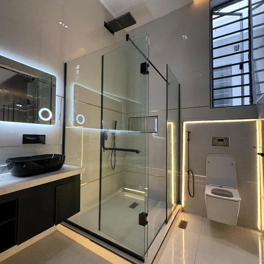 LUXURY 5 BEDROOM FULLY DETACHED DUPLEX WITH A BQ & POOL.