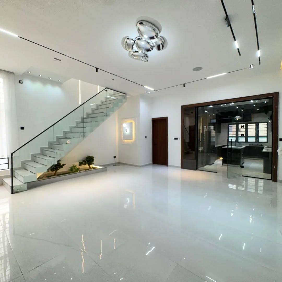 LUXURY 5 BEDROOM FULLY DETACHED DUPLEX WITH A BQ & POOL.