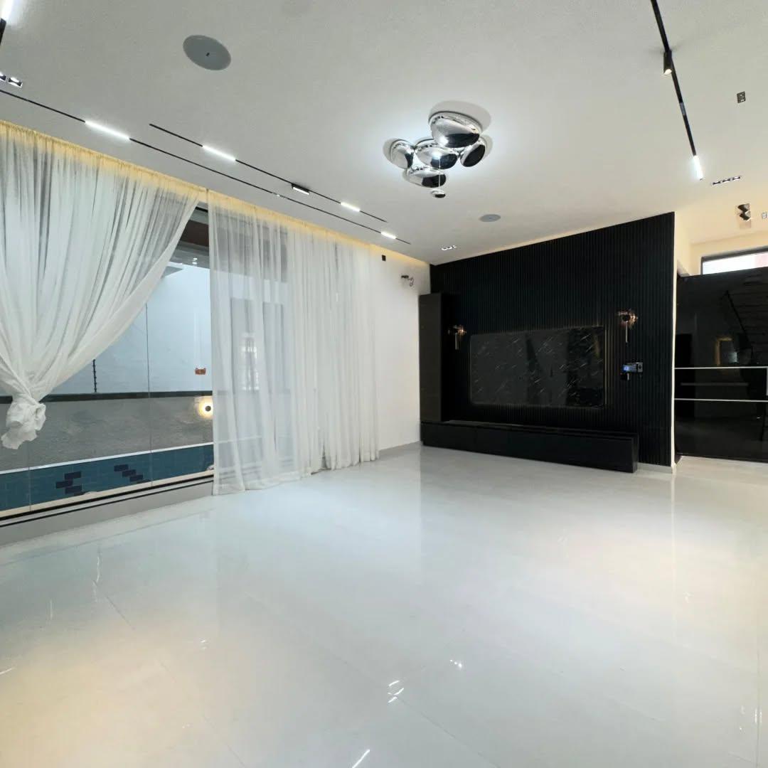 LUXURY 5 BEDROOM FULLY DETACHED DUPLEX WITH A BQ & POOL.