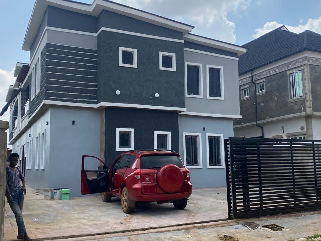LETTING  Modern Exclusive 3 bedroom flat @ P and T VIP Garden Estate 3m fenced with gate serene and secure environment... Anybody with a good job... All rooms ensuit no guest toilet.