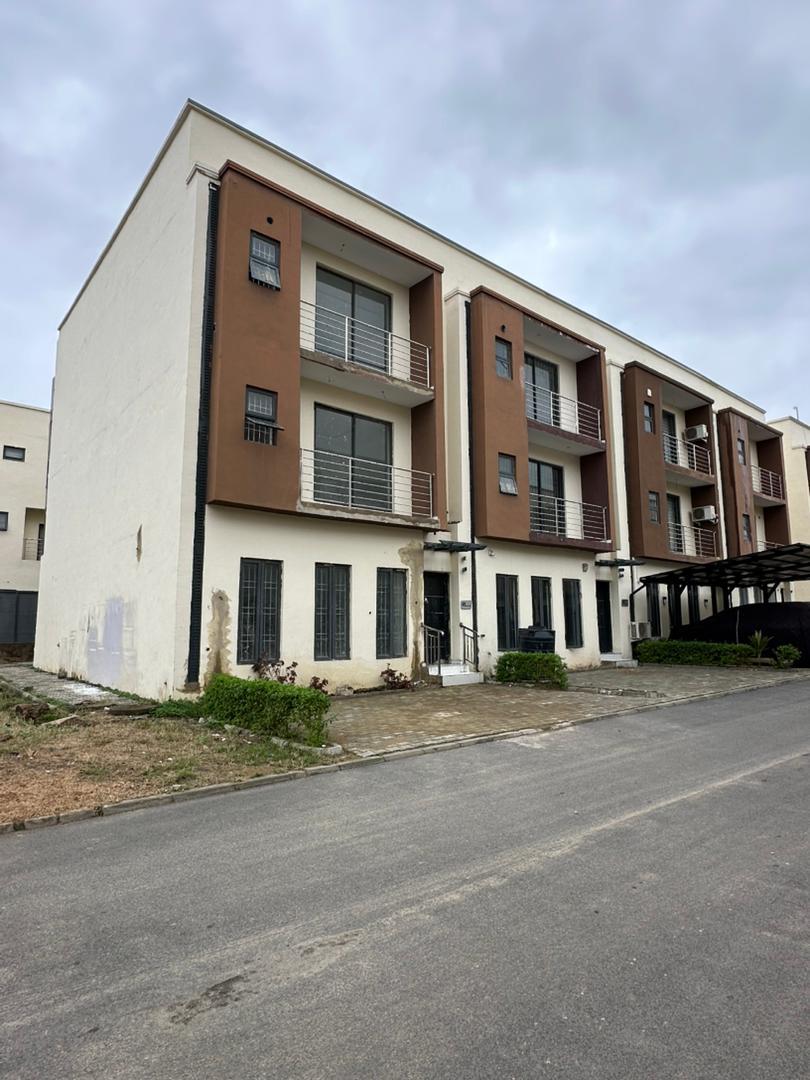 4 bedrooms terrace with 2 living rooms and a BQ