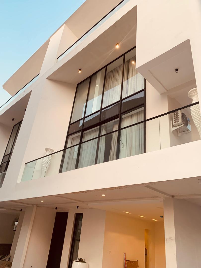 4bedroom semi-detached house with bq Living/Dining room Private Elevator all rooms ensuite etc...