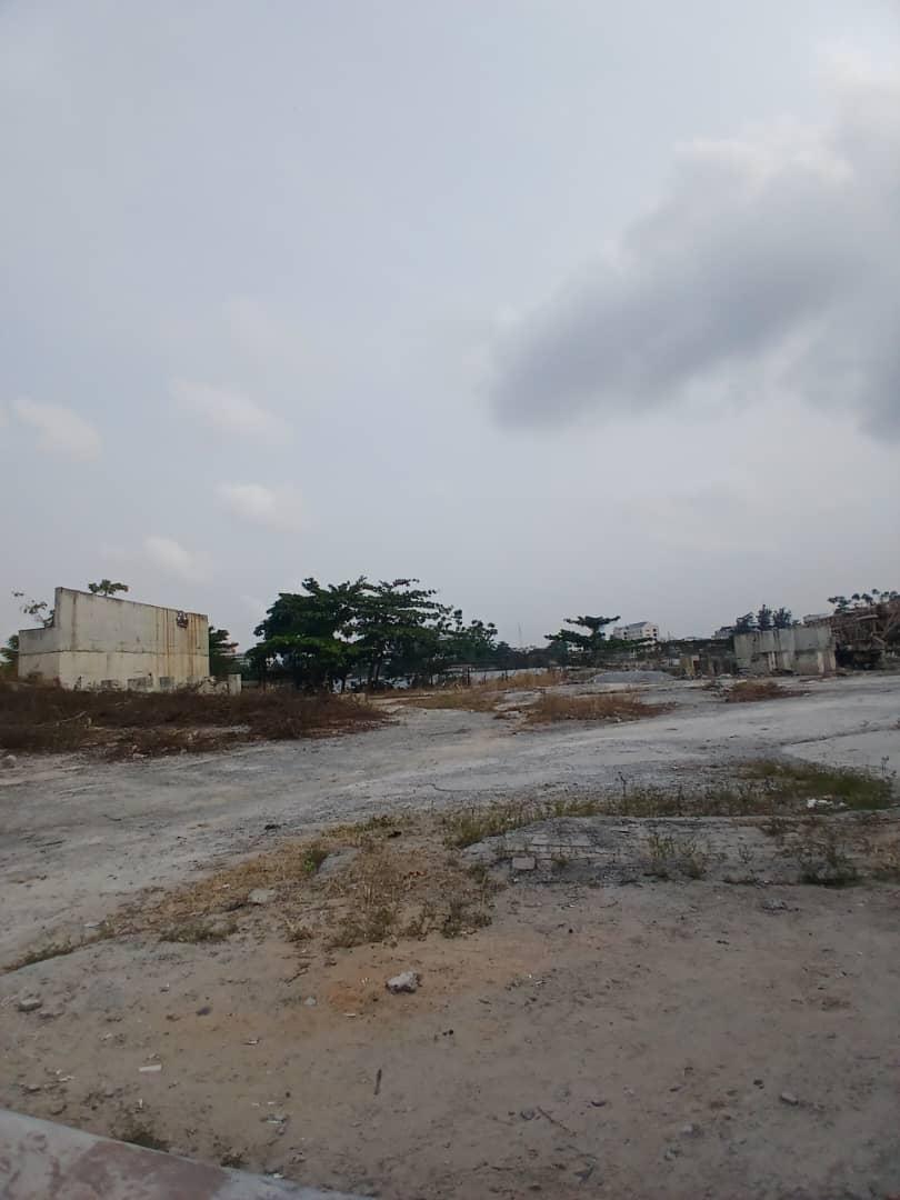 FOR SALE: WATERFRONT: fenced and gated bareland along Ozumba Mbadiwe, VI  LAND SIZE: 16,000 Sqm with approval to reclaim an additional 3500 Sqm ASKING PRICE $35m with both Fed & state C of O.