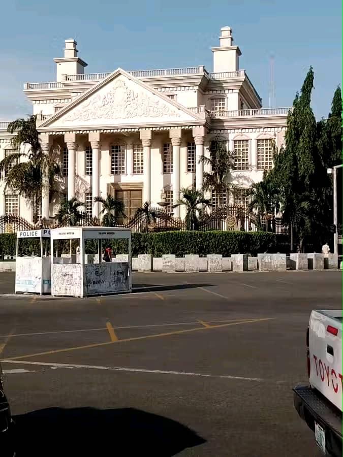 A CORNERPIECE - MASSIVE 20 Bedroom - office spacees  - well furnished  - 3 halls well furnished  - 1 executive conference room . - Compound can accommodate over 20 cars
