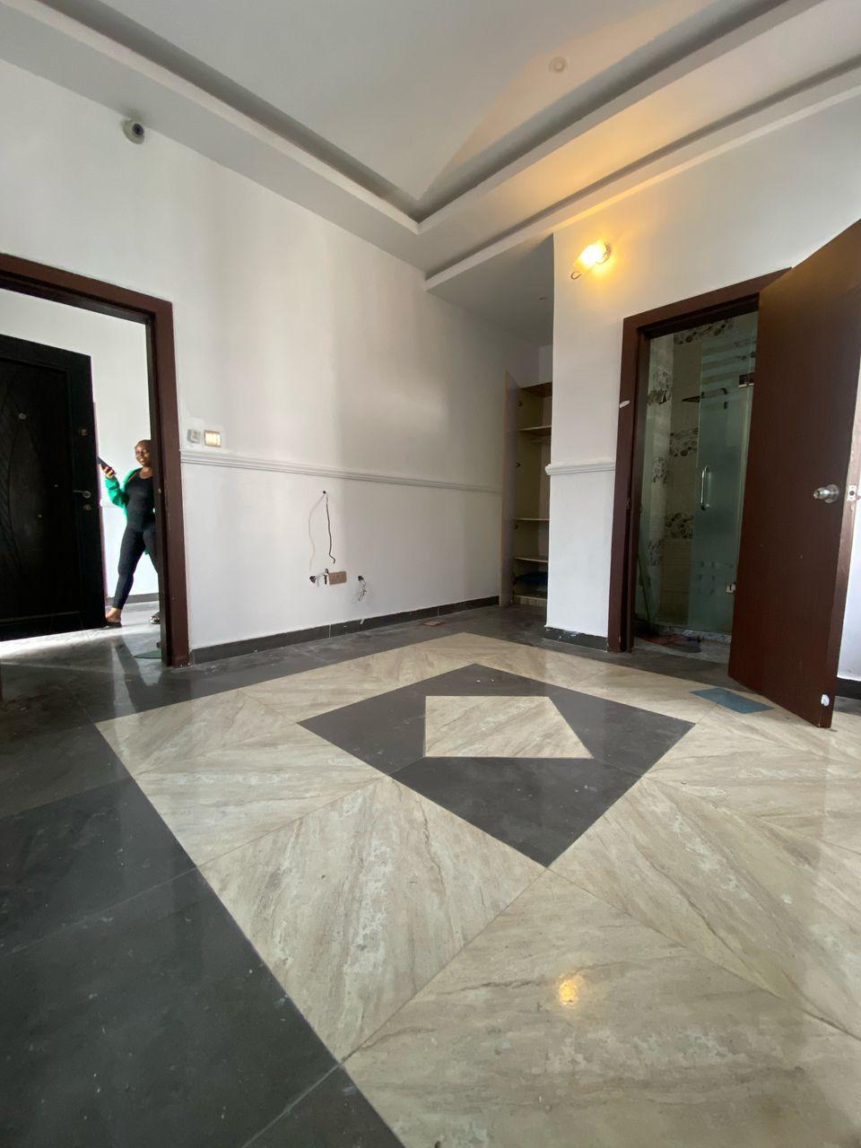 FOR SALE IN LEKKI PHASE 1  Brand new luxury 4Bedroom house, self compound, with BQ, gate house,  modern kitchen and restrooms, building approval