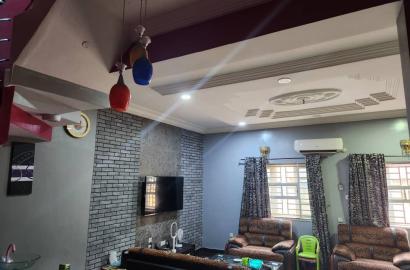 Semi detached 4 bedroom duplex in a prestigious, secured GRA  2 occupants On a tarred road Modern facilities and fittings. Rent 3M