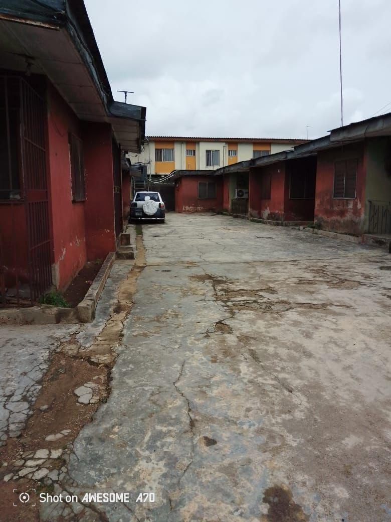 Bungalow of 4 flat of 3 bedroom flat with 2 room and parlour boys quarter, Good for school, hotel, warehouse etc.on a 2 plot of land