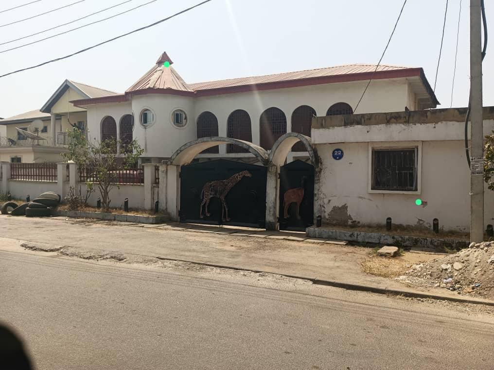 STRATEGICALLY Located fully detached duplex, seated on approximately 800m2 plot located at garki- Abuja is available at GIVEAWAY sale Old building.