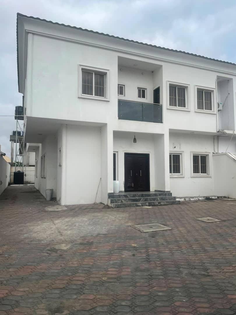 SEMI DIRECT BRIEF  🏡5 Bedroom Semi-Detached House With 2 living room and 2 bedroom bq for commercial/residential use.  📍 LOCATION: Lekki phase1