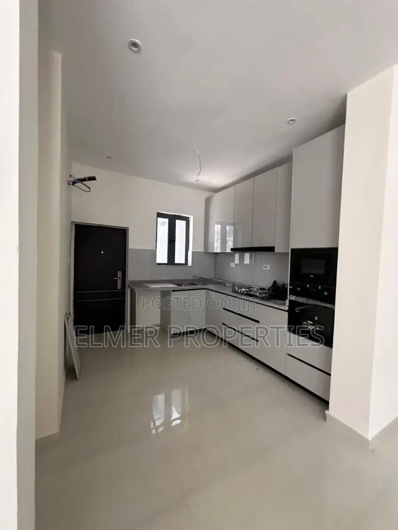 3bdrm Townhouse/Terrace in New Road, Lekki for sale