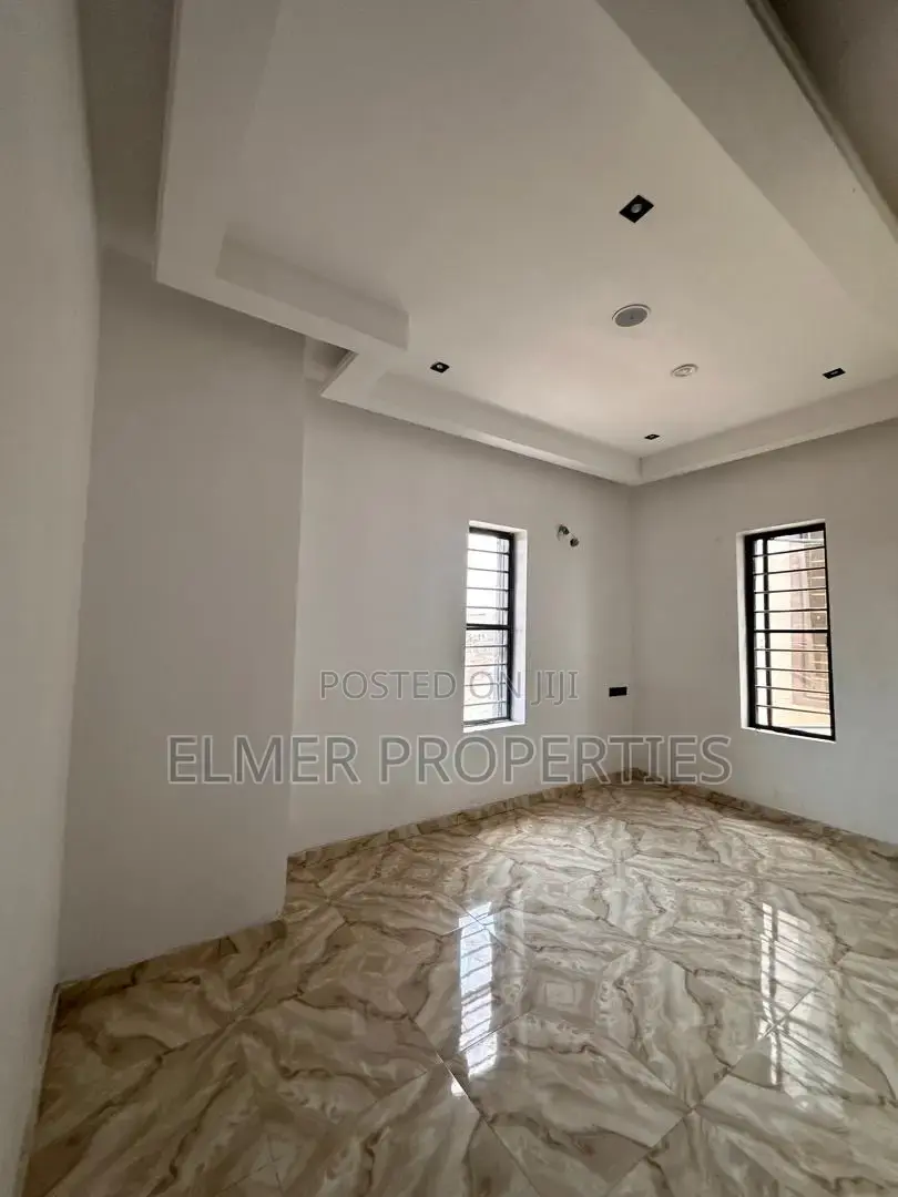 3bdrm Townhouse/Terrace in New Road, Lekki for sale