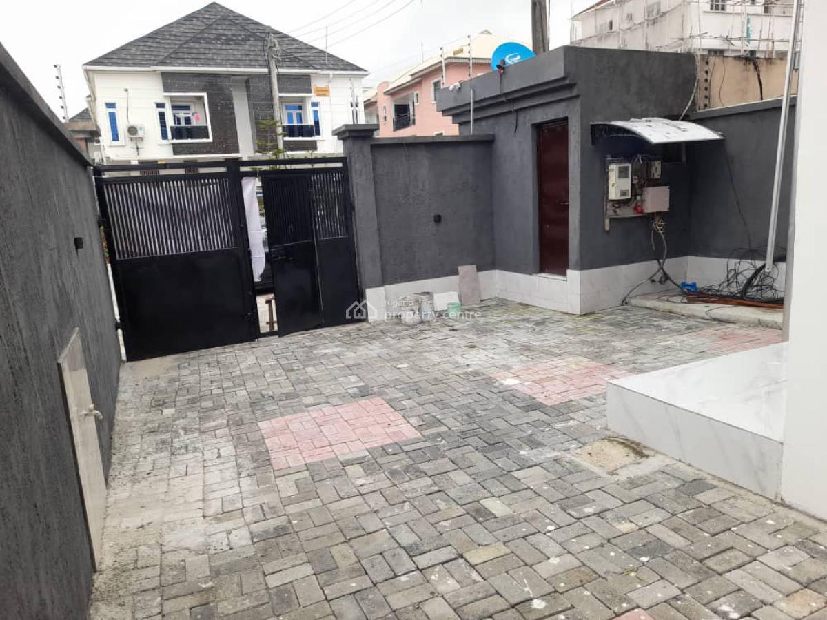 4 Bedrooms Semi-detached With A Room Bq