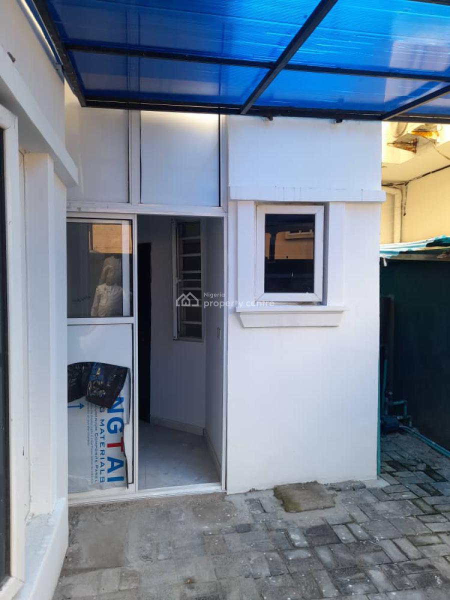 4 Bedrooms Semi-detached With A Room Bq