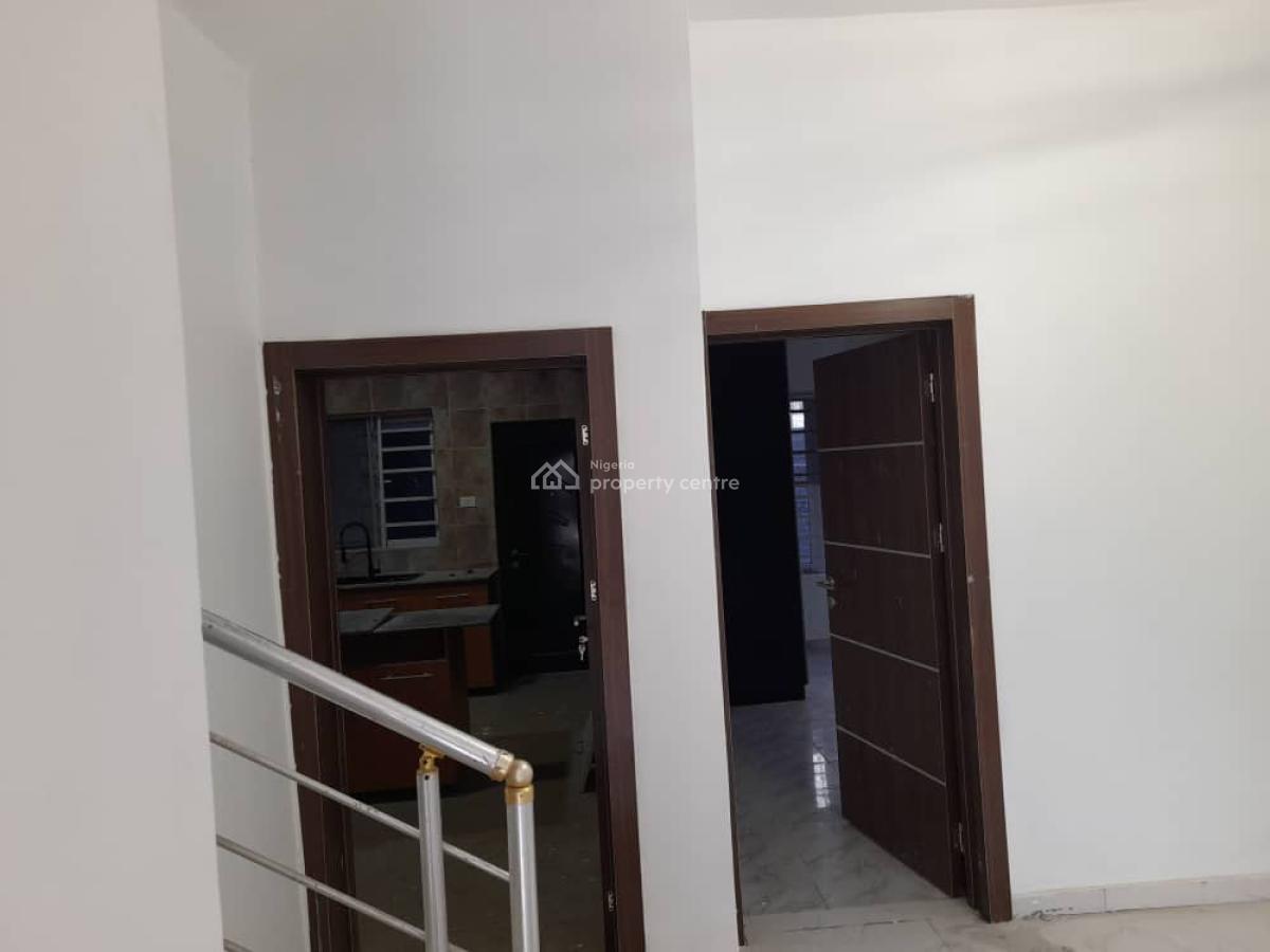 4 Bedrooms Semi-detached With A Room Bq