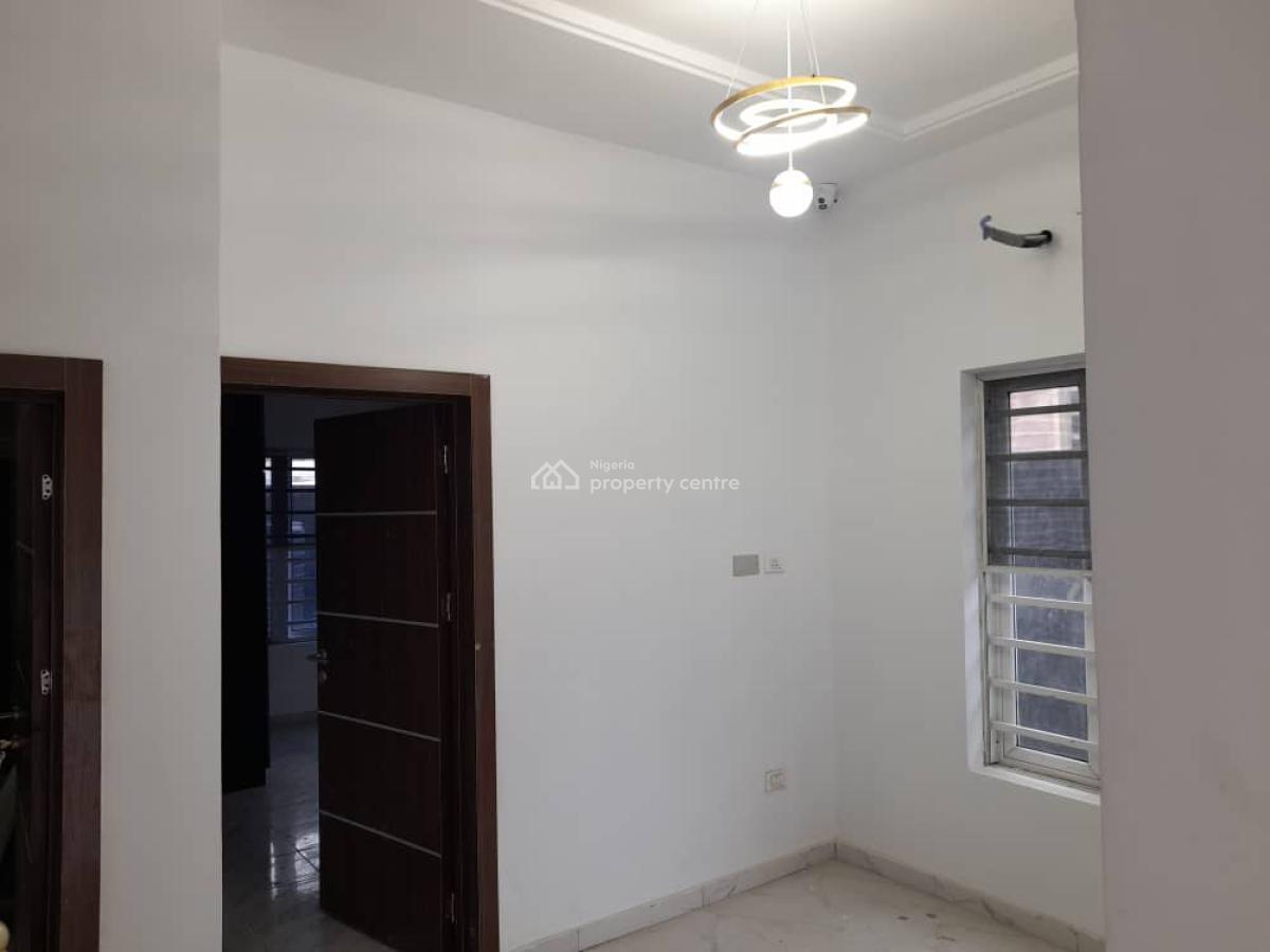 4 Bedrooms Semi-detached With A Room Bq