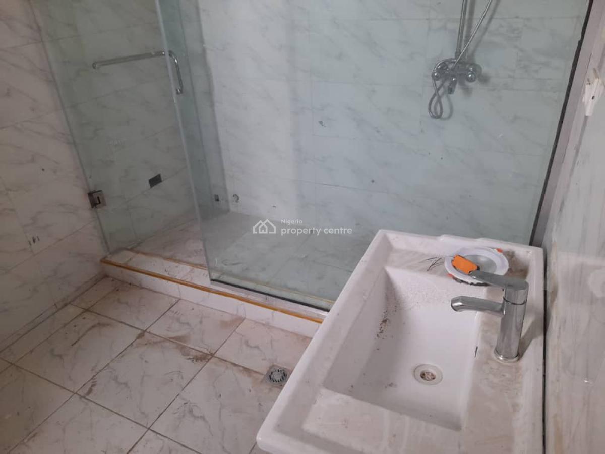 4 Bedrooms Semi-detached With A Room Bq