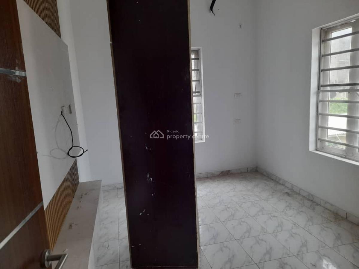 4 Bedrooms Semi-detached With A Room Bq