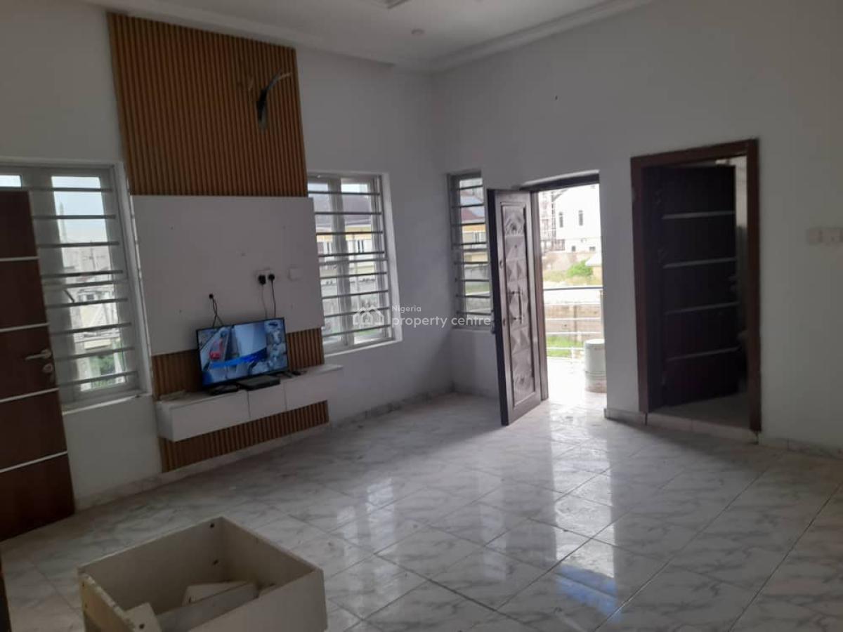 4 Bedrooms Semi-detached With A Room Bq