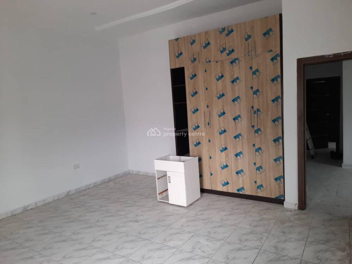 4 Bedrooms Semi-detached With A Room Bq