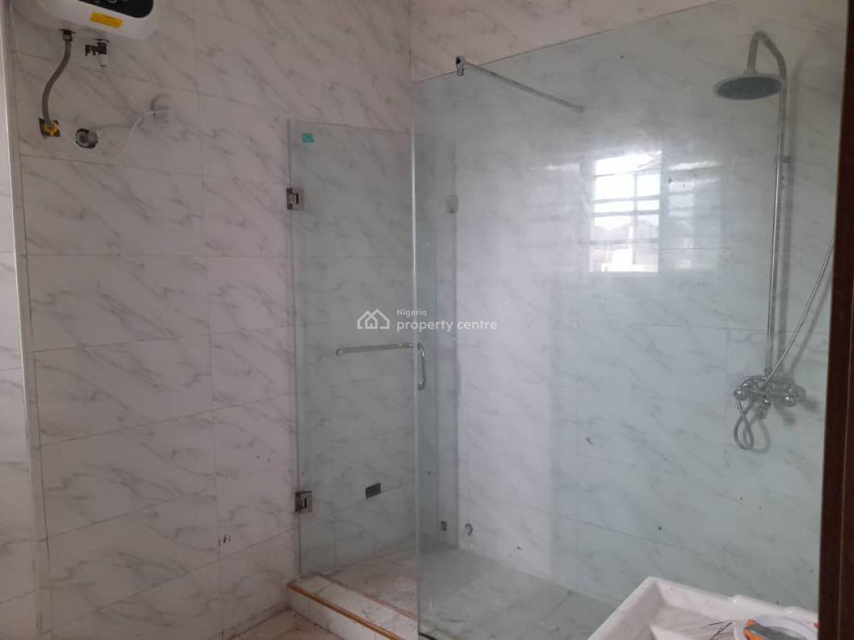 4 Bedrooms Semi-detached With A Room Bq
