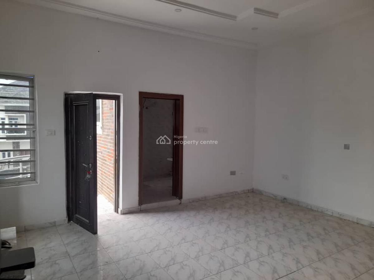 4 Bedrooms Semi-detached With A Room Bq