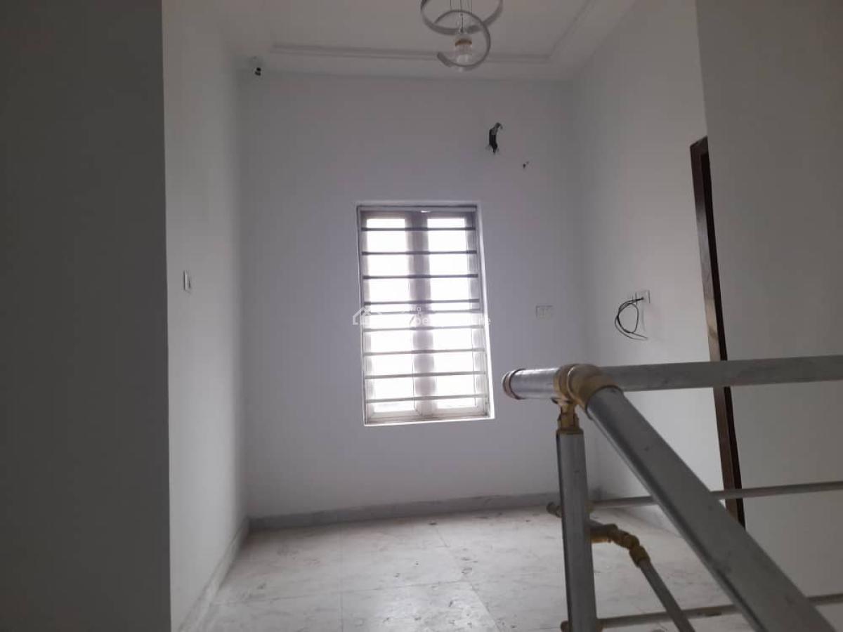 4 Bedrooms Semi-detached With A Room Bq