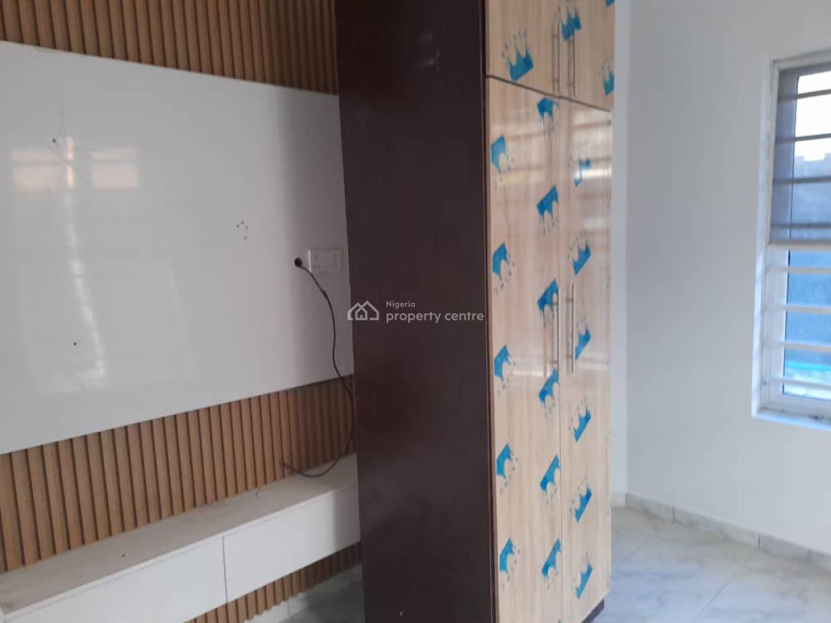 4 Bedrooms Semi-detached With A Room Bq