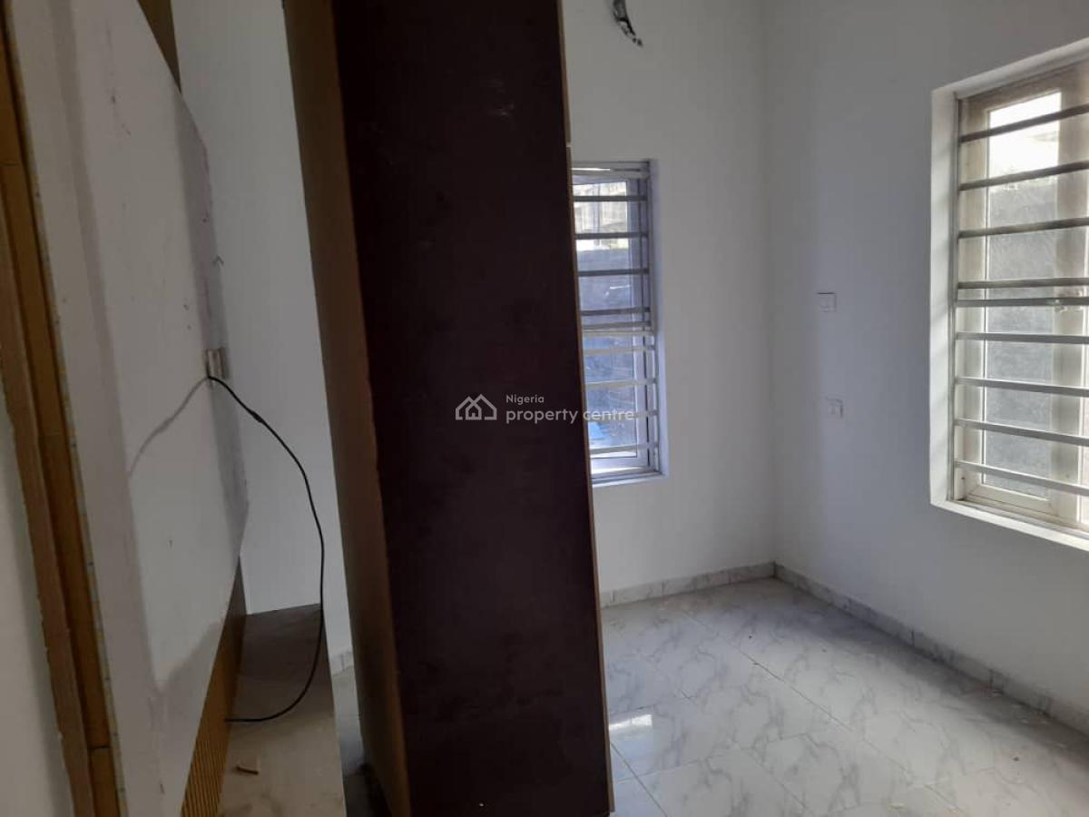 4 Bedrooms Semi-detached With A Room Bq