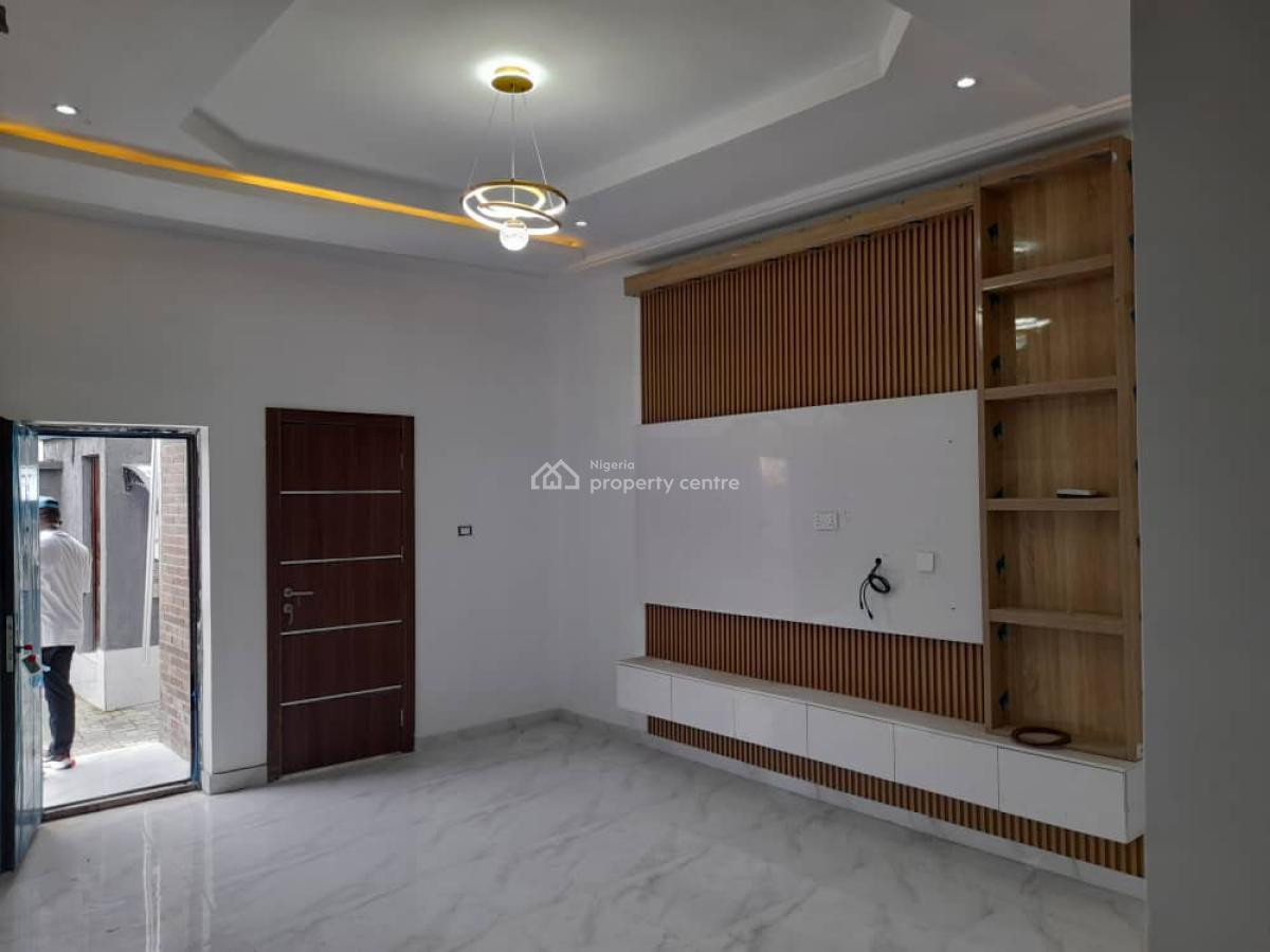 4 Bedrooms Semi-detached With A Room Bq