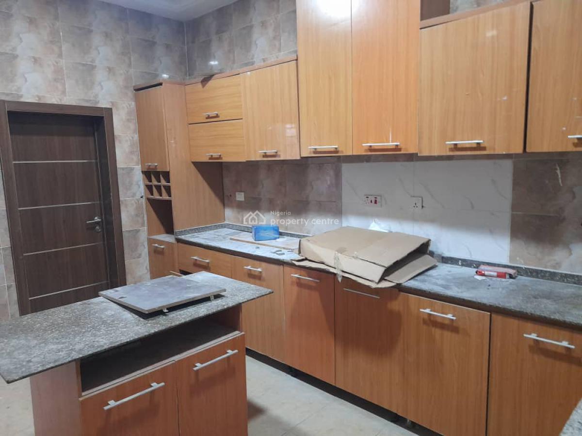 4 Bedrooms Semi-detached With A Room Bq