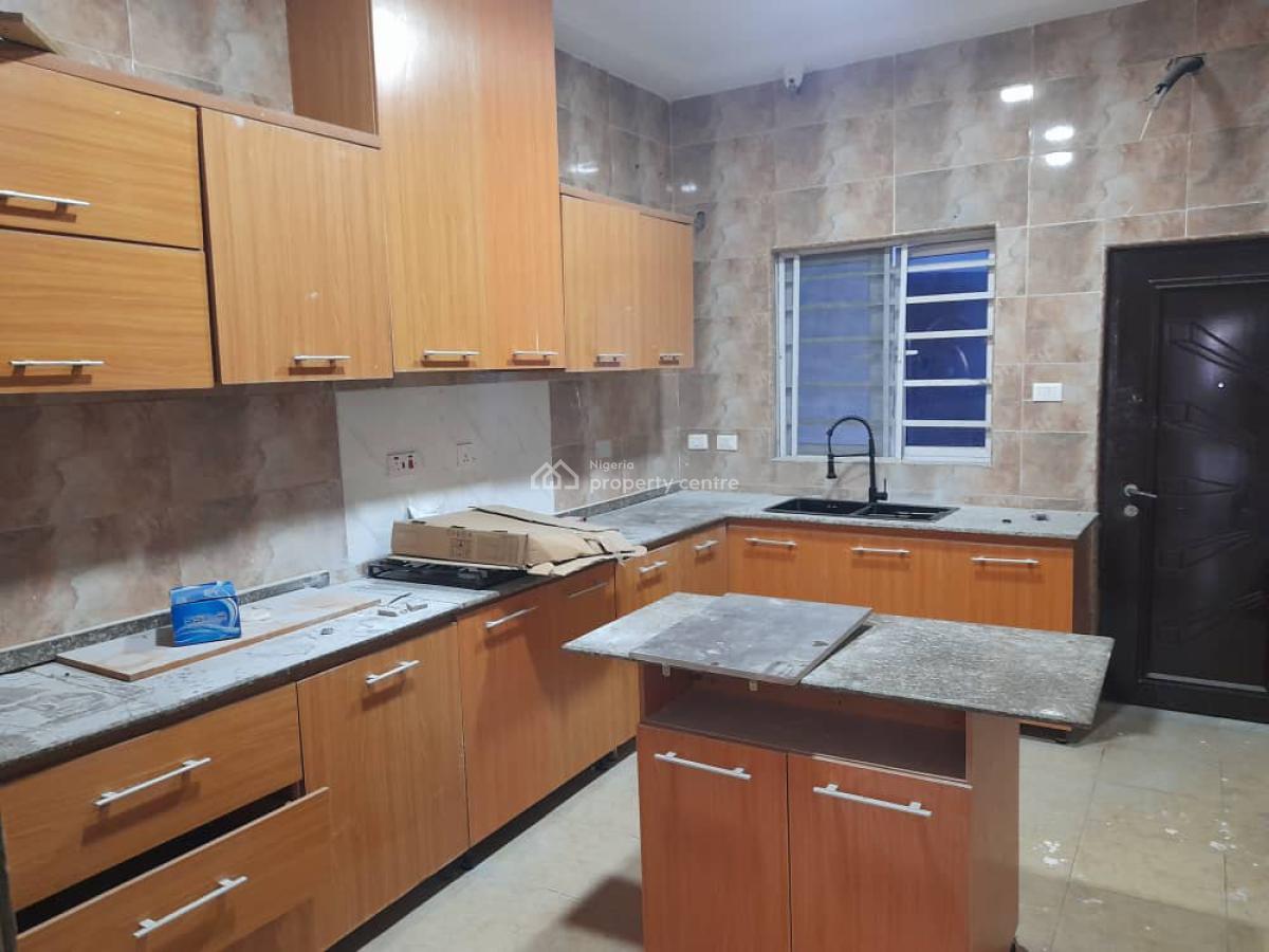 4 Bedrooms Semi-detached With A Room Bq