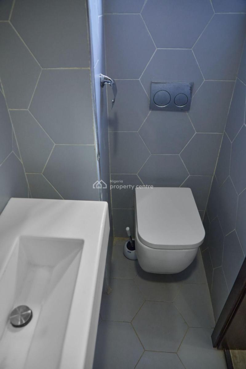 A Well Finished 3 Bedroom Penthouse In A Fully Serviced Estate.