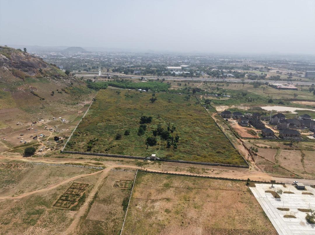 WELL LOCATED MIXED USE (COMPREHENSIVE DEVELOPMENT) BY CITY GATE  SIZE: *9.22 HECTARES  PRICE : 9 BILLION NAIRA