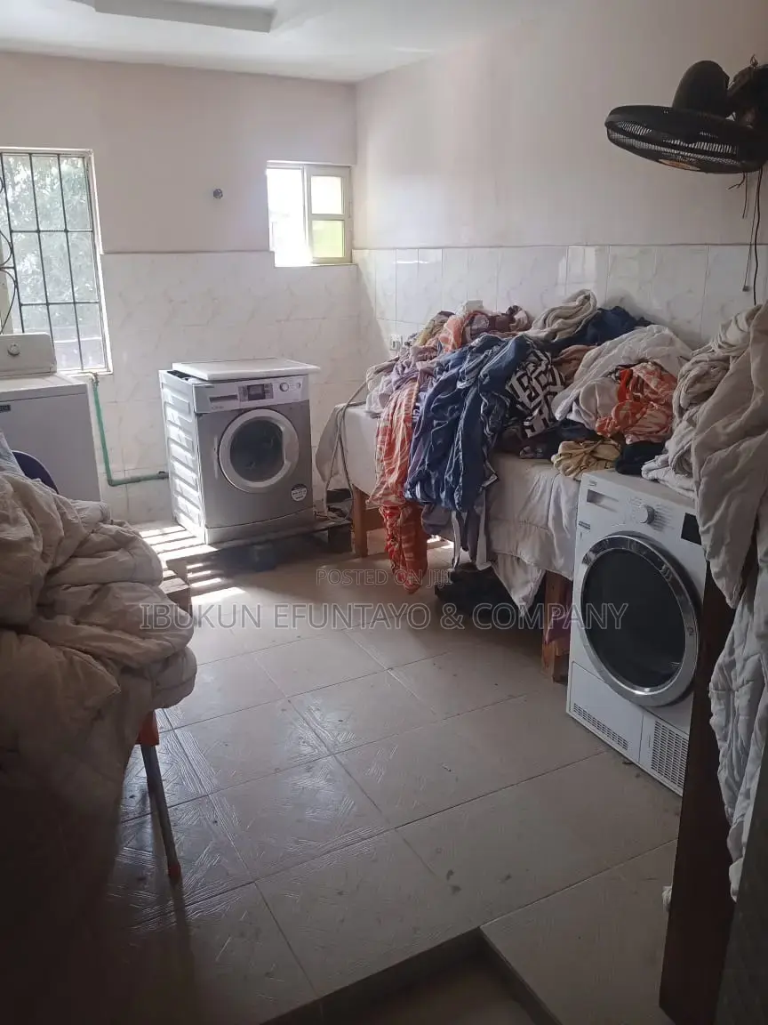 Hotel With Furnished 12 Rooms en Suite for Lease