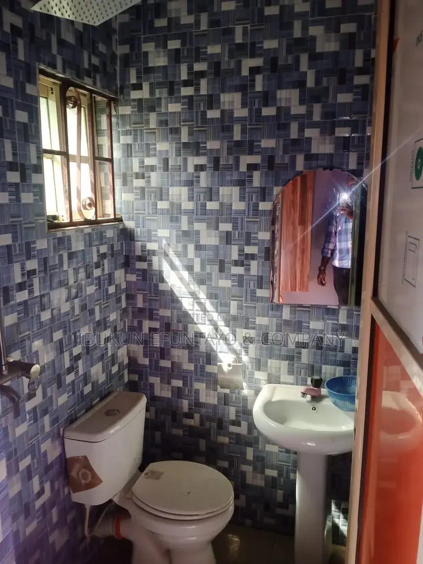 Hotel With Furnished 12 Rooms en Suite for Lease