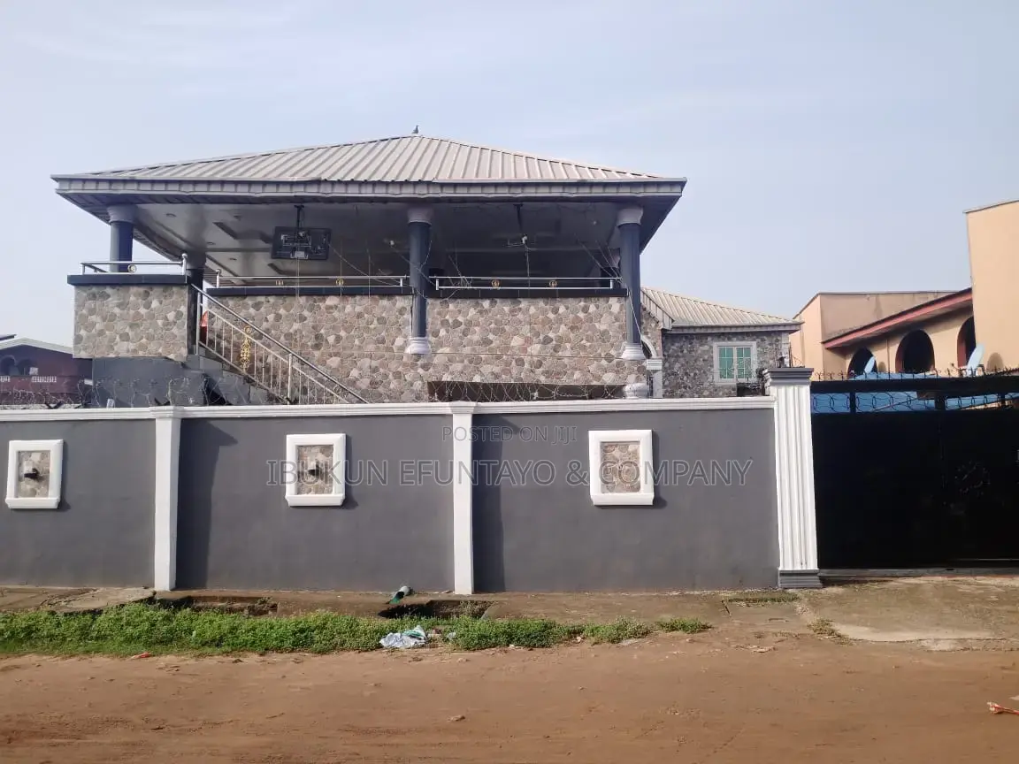 Hotel With Furnished 12 Rooms en Suite for Lease
