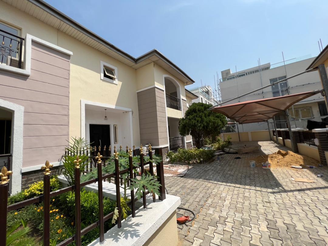 TO LET  TASTEFULLY AND 4 BEDROOM DETACHED DUPLEX WITH FITTED KITCHEN AND WITH 2 ROOMS BQ