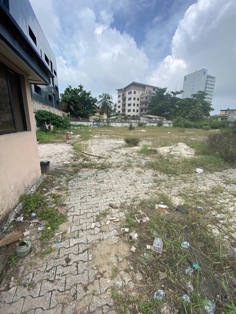 Joint Ventures:Size:2,372.472Sqm of bare land  Location:Chartered Bank Close,Off ldejo Street,Victoria lsland Title:C of O Value:4b Proposal:Minimum 15 Floors Block of Flats