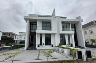 Luxury 5 Bedroom Semi-detached House With Swimming Pool