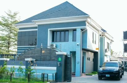 5 bedroom duplex with two rooms self contain boys quarters and everything inside will be sold along.Land size 750sqm. CITEC MBORA ESTATE, JABI EXTENTION ABUJA