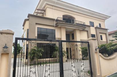 5 bedrooms,  3-seat living area;  plus 4 units of 3-bedroom flats (en-suite)...  Serene environment...   Land Size:  2,500sqm  Location: Maitama Main, Abuja.