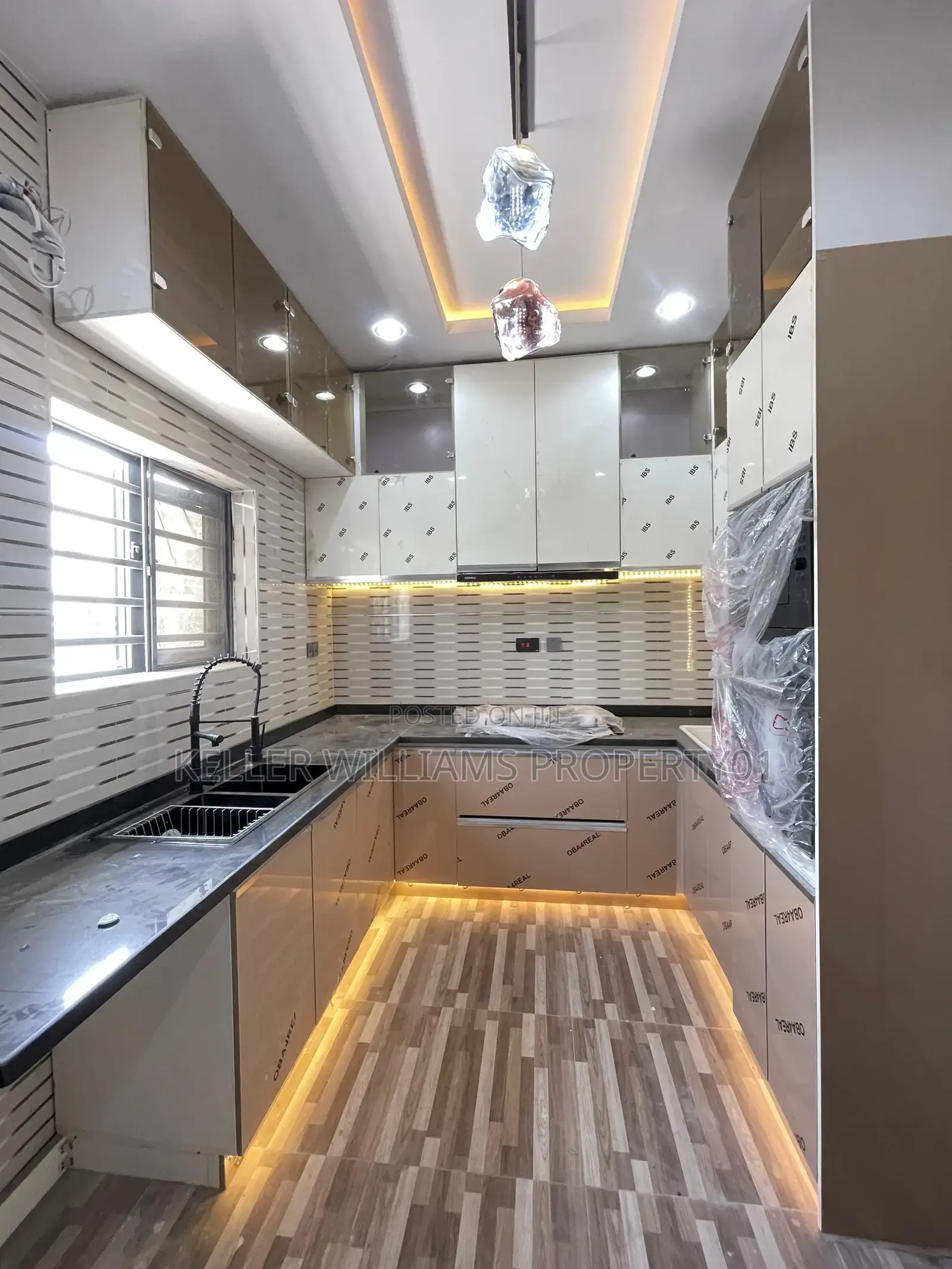 4bdrm Duplex in Secured Estate, Lekki Phase 1 for sale