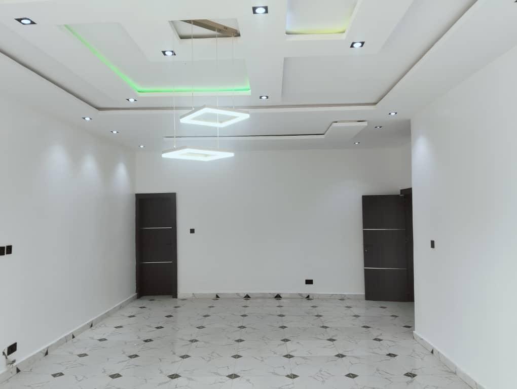 TO LET  SUPER MASSIVE LUXURY CLEAN 3 BEDROOMS FLAT PLUS BQ  LOCATION : WUYE, DAKIBIU..!   RENT : 8M