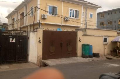 smart investment deal in surulere..  a Storey building of block of 4 units of 3 bedroom flats all rooms en suite