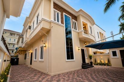 A spacious 5 Bedroom Fully Detached House with Inbuilt Service Quarters Location:  Parkview Estate, Ikoyi
