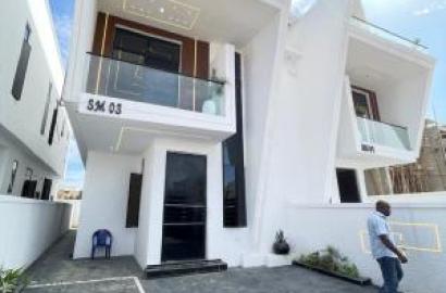 Aesthetically Pleasing 4 Bedroom Semi Detached Family Home