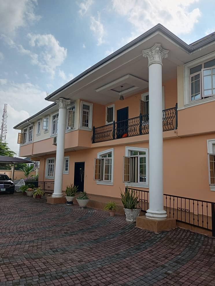 FOR SALE Description: 5 bedroom duplex with a room BQ Location: off Omorire Johnson Street, Lekki phase 1. Property on a 650 sqm.