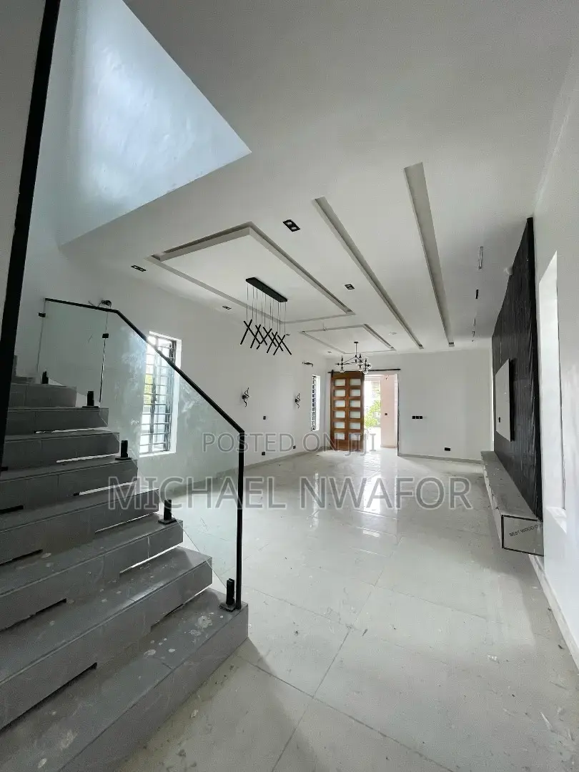 Furnished 5bdrm Duplex in Chevron for sale